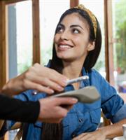 Πληρωμές μέσω του IRIS στους επαγγελματίες προσφέρει η Worldline Greece